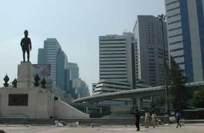 statue of King Rama the 6th in Lumphinee Park